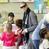 Heidi Klum s'occupe de ses petits qui sortent de leur cours de sport, le 23 octobre 2010