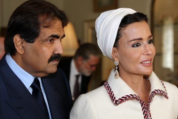 Sheikha Mozah Bint Nasser Al-Missned lors de sa visite officielle à Londres, entourée de son mari. Le 28/10/10