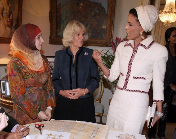 Sheikha Mozah Bint Nasser Al-Missned entourée du Prince Charles et de Camilla. Londres le 28/10/10