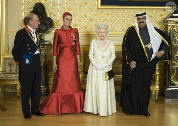 Sheikha Mozah Bint Nasser Al-Missned en présence de son époux, de la reine d'Angleterre et du prince Philip lors d'un dîner d'Etat. Le 26/10/10 à Londres 