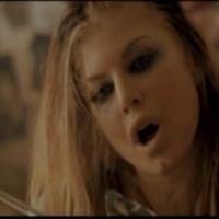 Fergie : Terriblement hot, la belle malmène Slash dans son dernier clip !