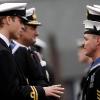 Jeudi 28 octobre, le prince William, en uniforme de la Navy, décorait 22 sous-mariniers écossais à Faslane.