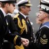 Jeudi 28 octobre, le prince William, en uniforme de la Navy, décorait 22 sous-mariniers écossais à Faslane.