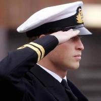 Le prince William : En uniforme de la Navy, le futur roi impressionne...