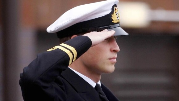Le prince William : En uniforme de la Navy, le futur roi impressionne...