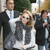 Kylie Minogue arrive à son hôtel à Paris - avant d'offrir un concert à Bercy samedi à l'occasion du Starfloor - le 29 octobre 2010