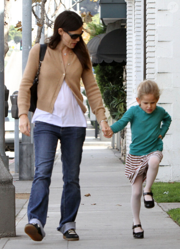Maman Jenny passe du temps avec sa fille Violet (29 octobre 2010 à Los Angeles)