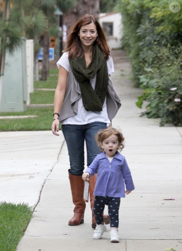 Alyson Hannigan et sa petite Satyana se promènent entre filles à Santa Monica (21 octobre 2010)