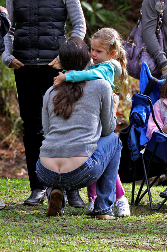 Jennifer Garner a un petit souci de pantalon ! (Californie, 30 octobre 2010)