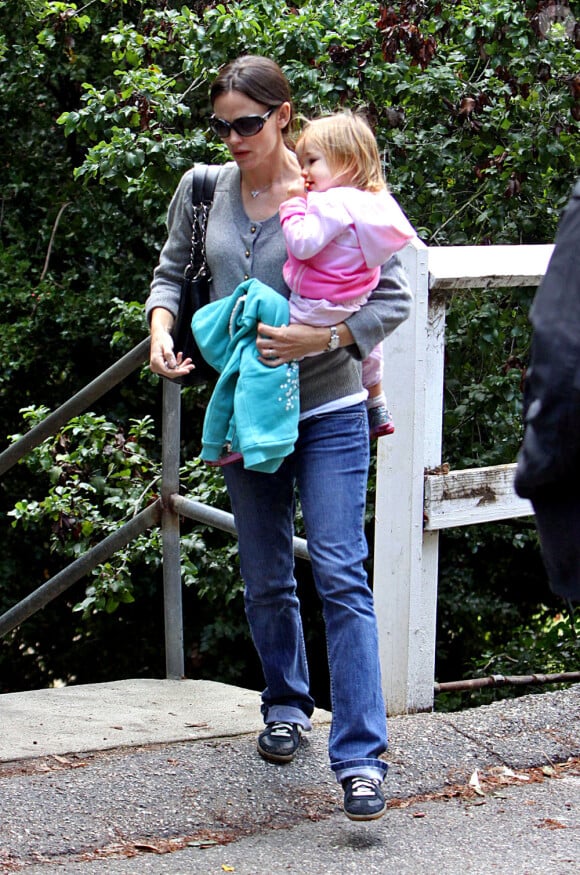 Jennifer Garner promène sa fille Seraphina (Californie, 30 octobre 2010)