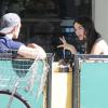 Camilla Bell flirte avec un bel inconnu... (2 novembre 2010 à Los Angeles)
