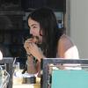 Camilla Bell flirte avec un bel inconnu... (2 novembre 2010 à Los Angeles)