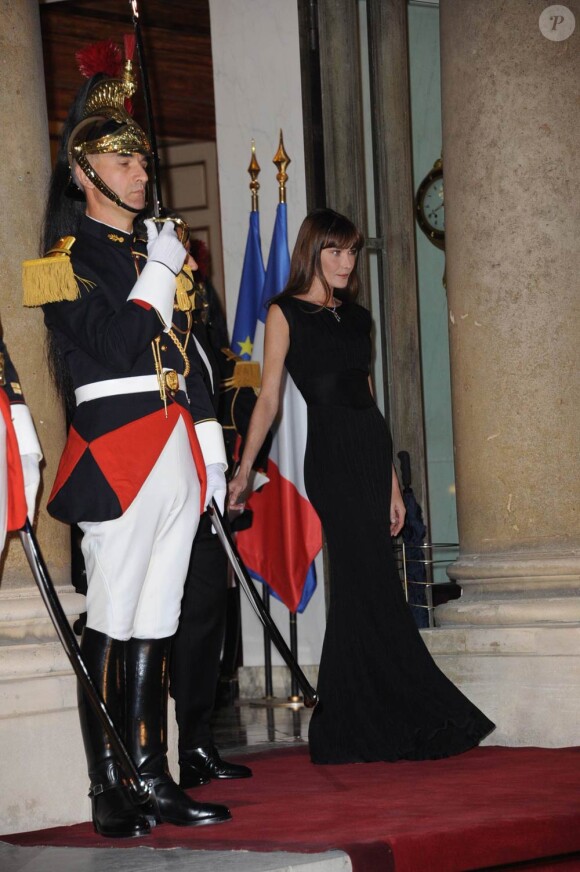 Carla Bruni plus radieuse que jamais lors du dîner d'Etat à l'Elysée le 4/11/2010 en l'honneur du président chinois. 