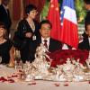 Carla Bruni et Nicolas Sarkozy avec leurs homologues chinois Hu Jintao et Liu Yongqing lors du dîner d'Etat à L'Elysée le 4/11/10
