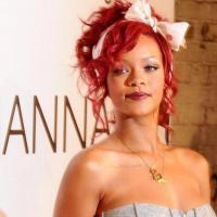 Rihanna : Ravissante avec ses cheveux rouges, elle joue à la Mère Noël !