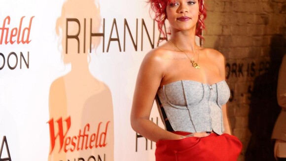 Rihanna : Ravissante avec ses cheveux rouges, elle joue à la Mère Noël !