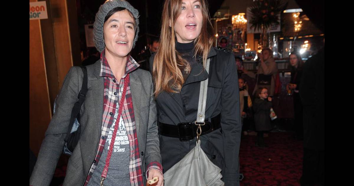Téléchargement gratuit Images Les Actrices Romane Bohringer Et Mathilde Seigner Assistent Au dernière salutations