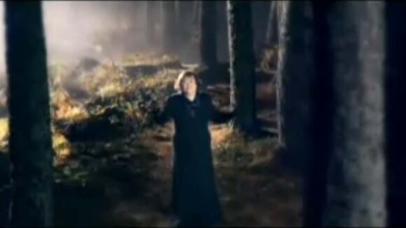 Susan Boyle se perd au milieu d'une sombre forêt pour "Perfect day" !