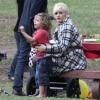 Gwen Stefani et ses fils Kingston et Zuma, dans un parc à Los Angeles, le 7 novembre 2010