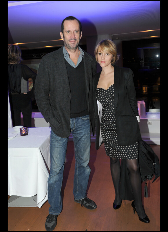 Christian Vadim et sa compagne Julia lors du cocktail de présentation de Christophe Leroy du Domaine de Lonvilliers à Saint-Martin, organisé dans le restaurant La Maison Blanche à Paris le 8 novembre 2010