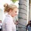 Britney Spears se promène dans les rues de Beverly Hills, sourire aux lèvres, mardi 2 novembre 2010.