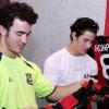 Les Jonas Brothers, actuellement en tournée au Brésil, ont trouvé le  temps de se rendre dans un club de football de Porto Alegre  pour  partager une petite partie avec les adhérents, mardi 9 novembre.