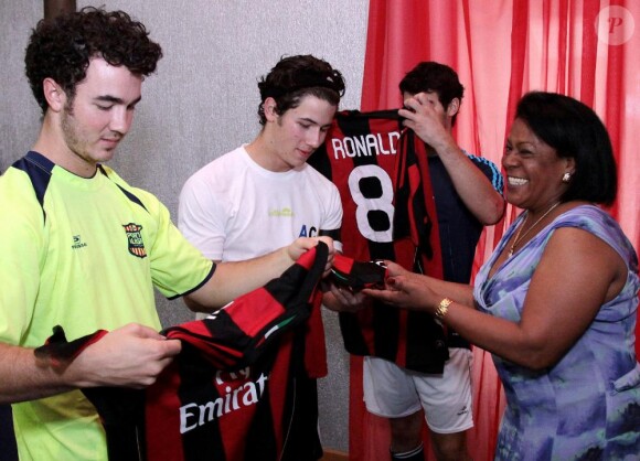 Les Jonas Brothers, actuellement en tournée au Brésil, ont trouvé le  temps de se rendre dans un club de football de Porto Alegre  pour  partager une petite partie avec les adhérents, mardi 9 novembre.