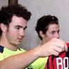 Les Jonas Brothers, actuellement en tournée au Brésil, ont trouvé le  temps de se rendre dans un club de football de Porto Alegre  pour  partager une petite partie avec les adhérents, mardi 9 novembre.