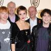 Rupert Grint, Emma Watson et Daniel Radcliffe entourés de membres de Warner, lors de la soirée organisée par les studios Warner à Londres le 10 novembre 2010