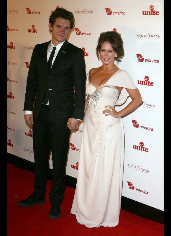 Jennifer Love Hewitt se rend à la soirée de charité Virgin Unite, jeudi 11 novembre à Los Angeles, avec son nouveau boyfriend Alex Beh.