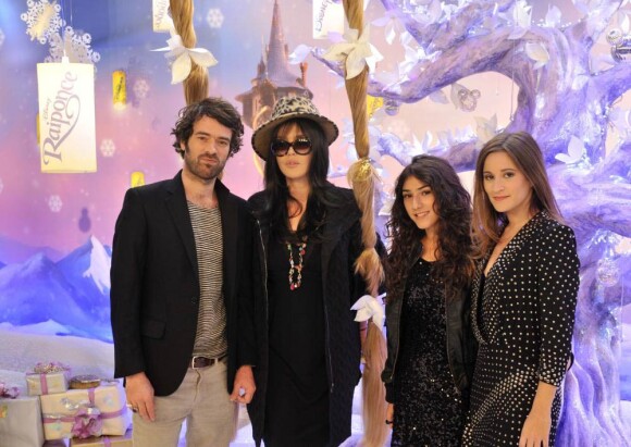 Romain Duris, Isabelle Adjani, Maeva Méline et Sara lors de l'avant-première mondiale du film Raiponce, à Disneyland Paris, le 6 novembre 2010.