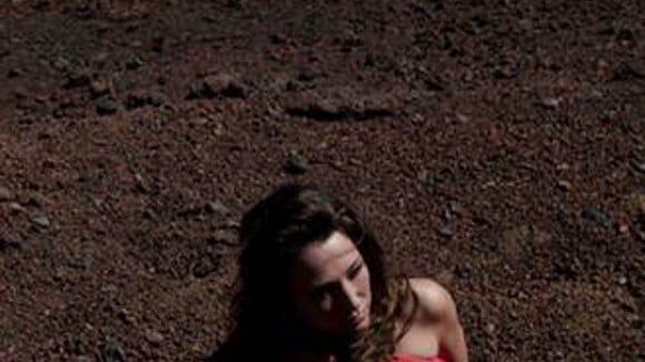 Laura Smet, absolument divine en mode top model sur une plage de la Réunion !
