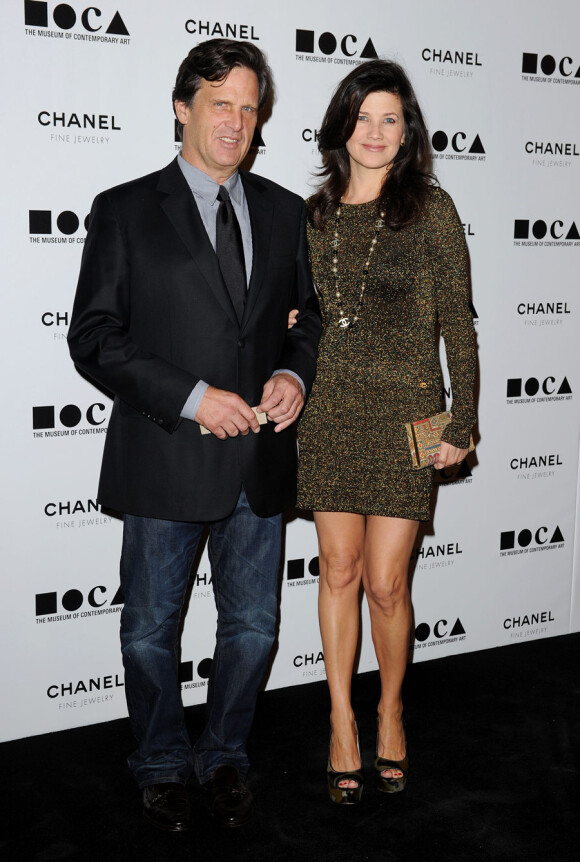 Daphne Zuniga bien accompagnée lors du gala du musée d'art contemporain de Los Angeles avec Chanel le 13 novembre 2010