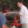 Jean Hallade-Massu s'occupe de Valentin dans Koh Lanta en novembre 2010