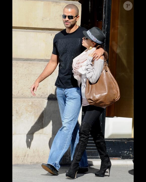 Eva Longoria et Tony Parker se promènent dans les rues de Paris en septembre 2010
