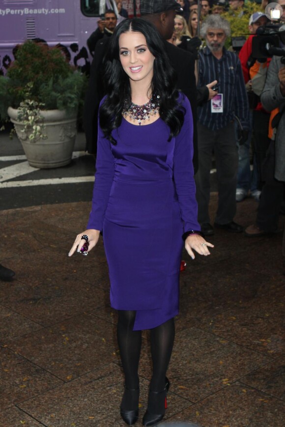 En robe Zac Posen et Louboutin, Katy Perry présente son parfum à New York le 16 novembre 2010.