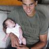 Rafael Nadal, compatriote et ami de Carlos Moya, tient dans ses bras la fille de celui-ci, la petite Carla (14 octobre 2010).