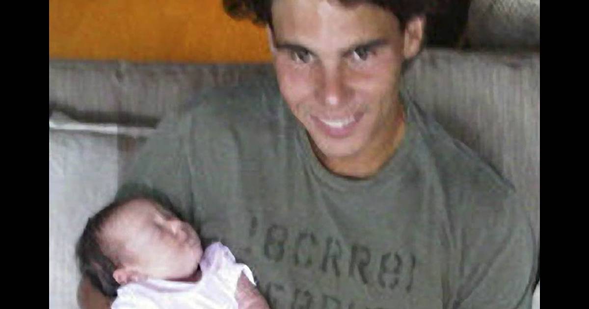 Rafael Nadal, compatriote et ami de Carlos Moya, tient dans ses bras la
