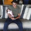 Rafael Nadal, compatriote et ami de Carlos Moya, tient dans ses bras la fille de celui-ci, la petite Carla (14 octobre 2010).