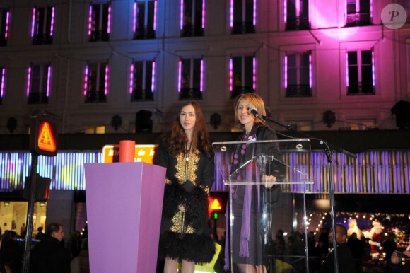 Olivia Ruiz illumine les vitrines du BHV, à Paris.  17/11/2010