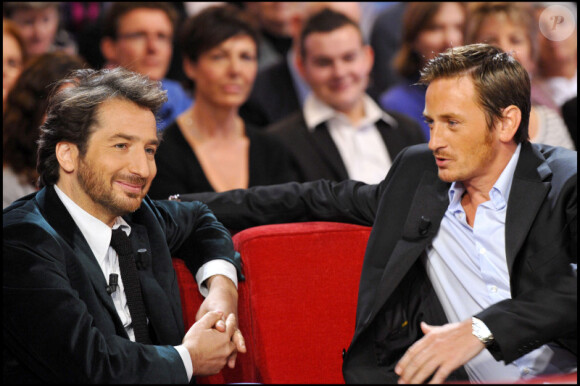 Edouard Baer, invité spécial de Vivement Dimanche, et son ami Benoît Magimel (tourné le 17 novembre 2010 et diffusé le dimanche 21 novembre 2010 sur France 2)