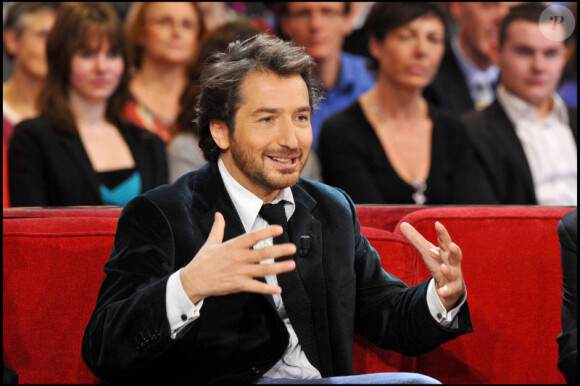 Edouard Baer, invité spécial de Vivement Dimanche (tourné le 17 novembre 2010 et diffusé le dimanche 21 novembre 2010 sur France 2)
