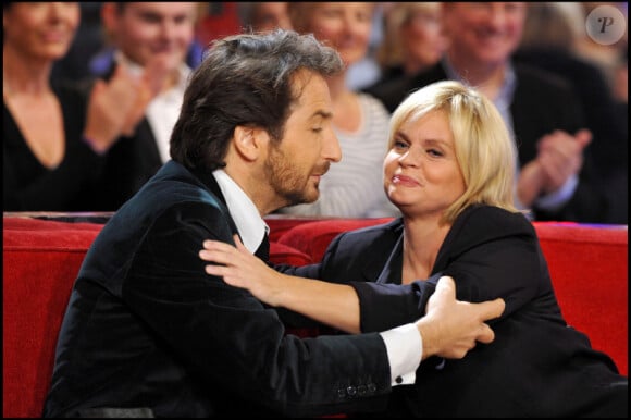 Edouard Baer, invité spécial de Vivement Dimanche, avec Isabelle Nanty (tourné le 17 novembre 2010 et diffusé le dimanche 21 novembre 2010 sur France 2)
