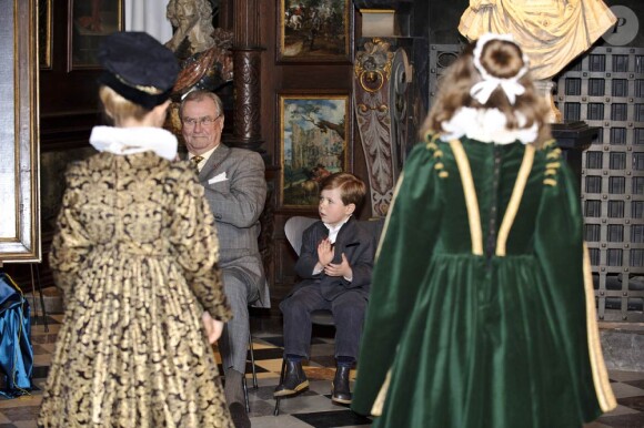 Mercredi 17 novembre 2010, une date à marquer d'une pierre blanche pour le prince Christian de Danemark : à 5 ans, entouré de son grand-père Henrik et de sa mère la princesse Mary, il a effectué sa première mission officielle !