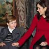 Mercredi 17 novembre 2010, une date à marquer d'une pierre blanche pour le prince Christian de Danemark : à 5 ans, entouré de son grand-père Henrik et de sa mère la princesse Mary, il a effectué sa première mission officielle !