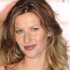 Célèbre pour sa superbe chevelure, Gisele Bündchen soigne ses ondulations discrètes et les sculpte en un rien de temps.