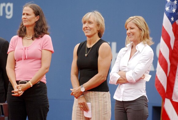 Martina Navratilova a été très audacieuse mercredi 17 novembre 2010... Son amie Pam Shriver ne peut que l'en remercier ! (Photo : Martina, en noir, et Pam, en rose, avec Chris Evert, en blanc, en 2006)