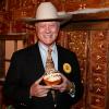 Larry Hagman assiste à l'ouverture du Gut Aiderbichl, le marché de Noël de Henndorf, à quelques kilomètres de Salzbourg, en Autriche, ce jeudi 18 novembre.