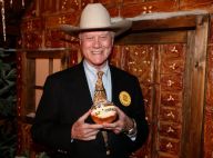 Larry Hagman : Le JR de Dallas joue au Père Noël et vous réserve une surprise !