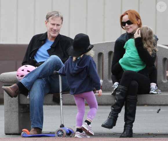 Marcia Cross partage un moment avec son époux Tom Mahoney et leurs deux filles, Eden et Savannah, dans un jardin public de Santa Monica, samedi 20 novembre.
